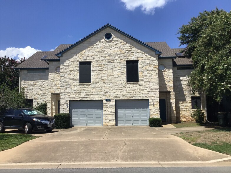 FRONT VIEW - 2913 Whisper Oaks Ln