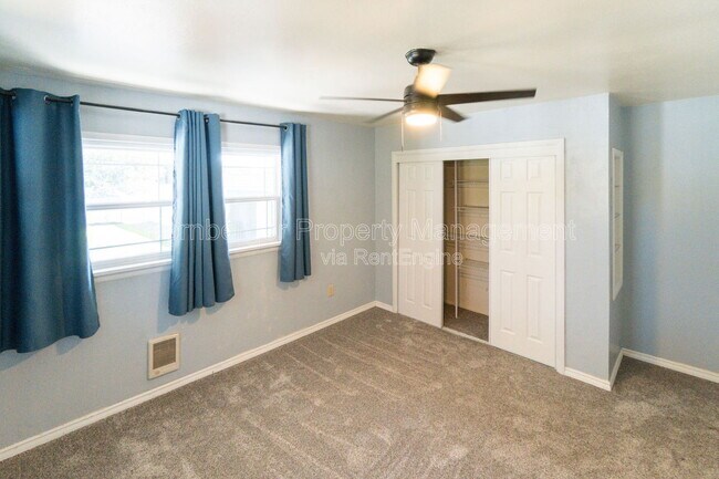 Building Photo - 4206 N Oak St