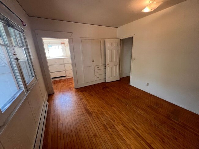 Building Photo - Vintage 3BD Home w/ Single Car Garage!