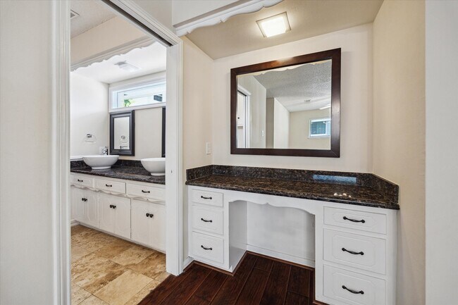 Building Photo - 10607 Longmont Dr