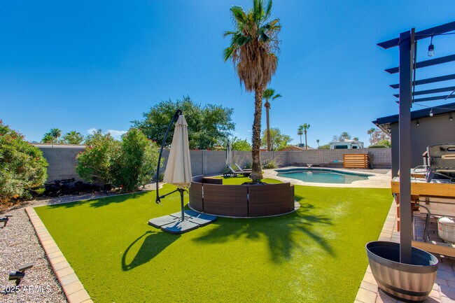 Building Photo - 3009 E Dahlia Dr