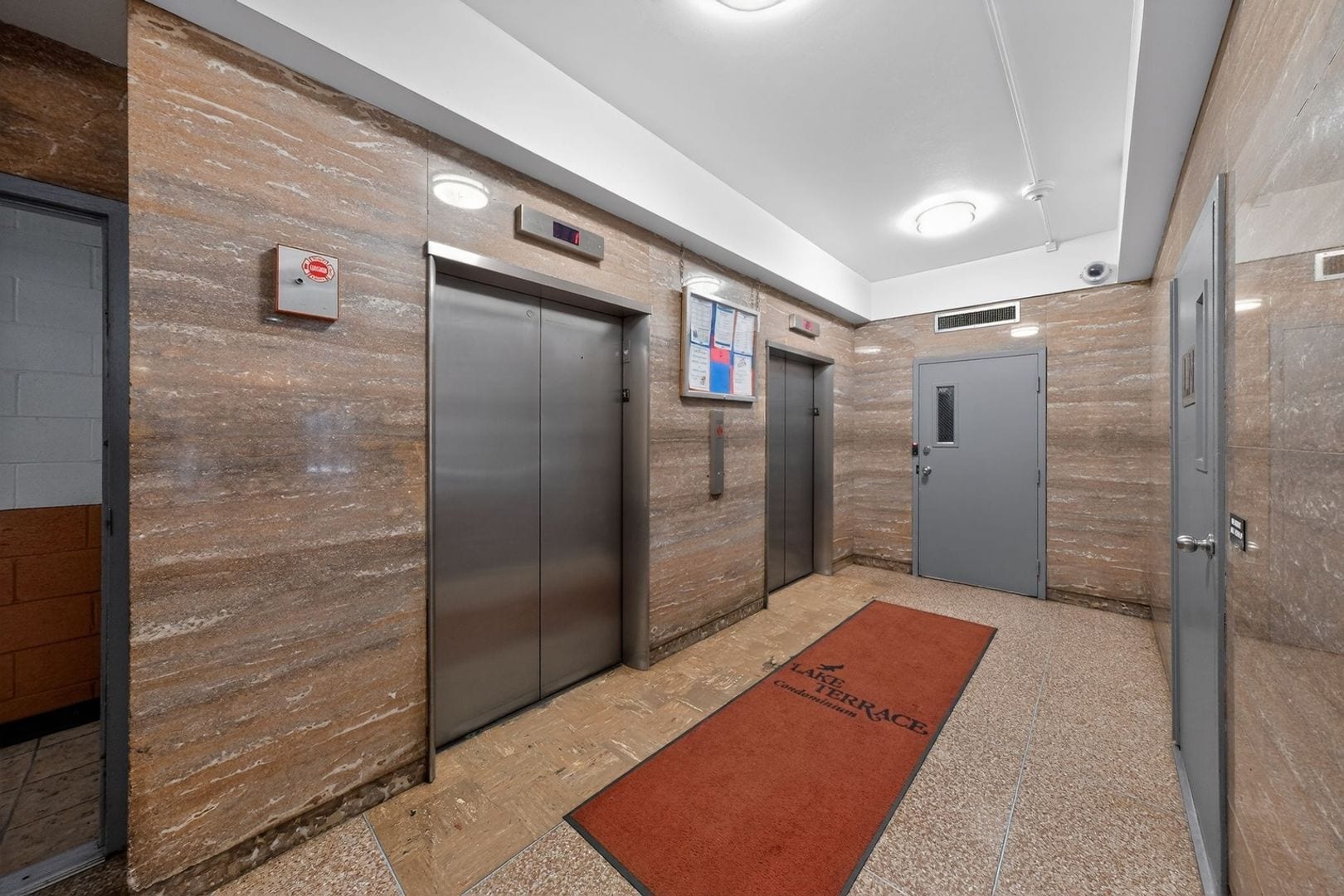 Building Photo - 7337 S South Shore Dr