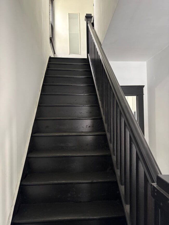 Building Photo - Three Bedroom House w Two Car Detached Garage