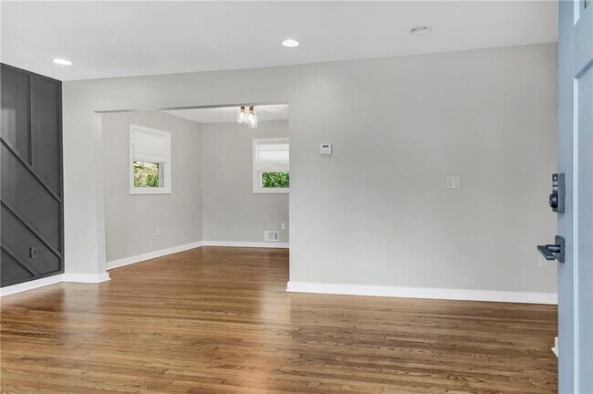 Building Photo - 2692 Rockcliff Rd SE