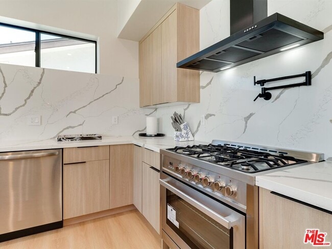 Building Photo - 5929 Hesperia Ave