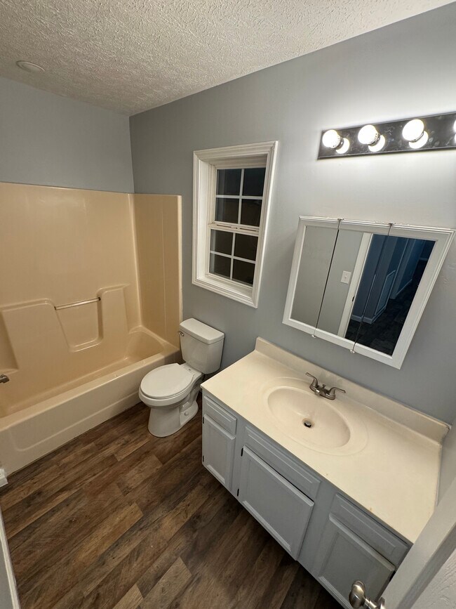 Building Photo - 1211 Redbud St