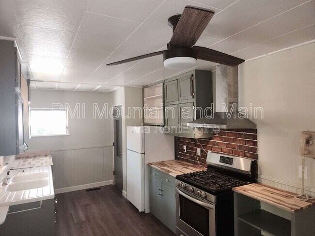 Building Photo - 488 Lake Hosea Dr