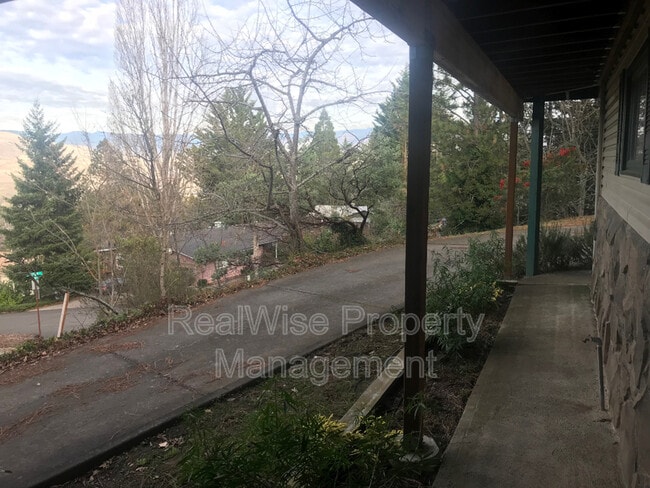 Building Photo - 1780 Crestview Dr