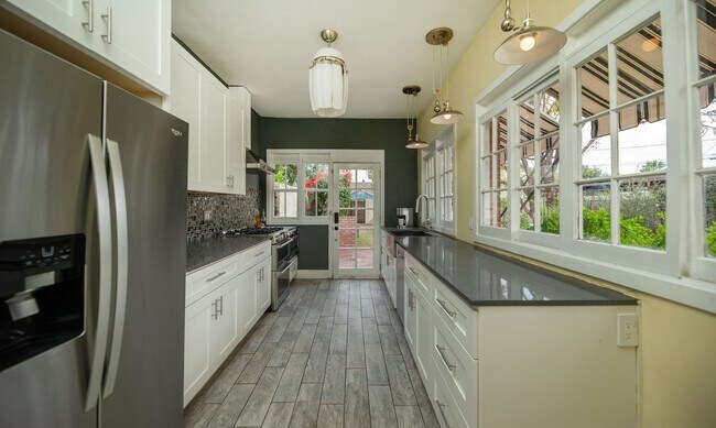 Building Photo - WONDERFUL HISTORIC 5 BED 3 BATH PROPERTY WITH CARRIAGE HOUSE