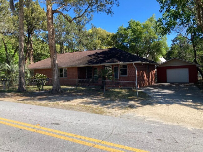 Primary Photo - Charming Belleview 2/2 Home with Additiona...