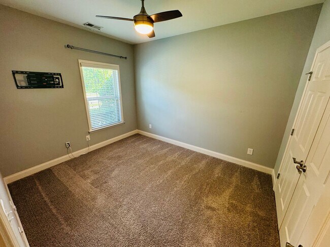 Building Photo - 2-Level Condo in Five Oaks of Lebanon