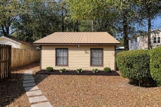 Building Photo - 909 Mapoles St