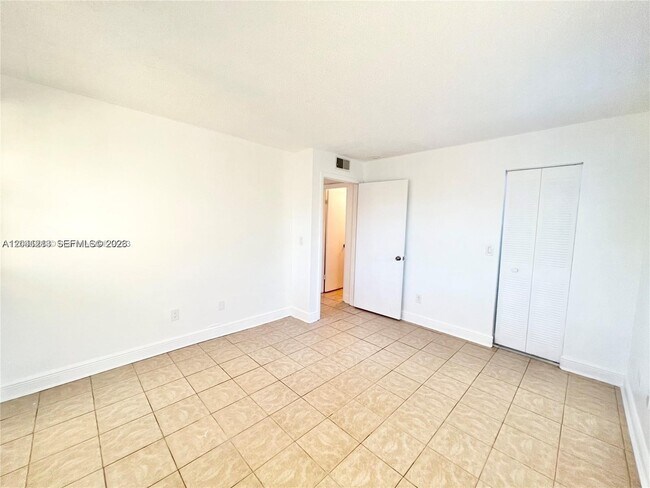 Building Photo - 1227 SW 46th Ave