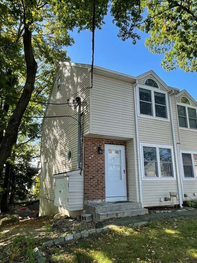 Building Photo - Well Maintained 2 Bedroom Condo w/Garage, ...