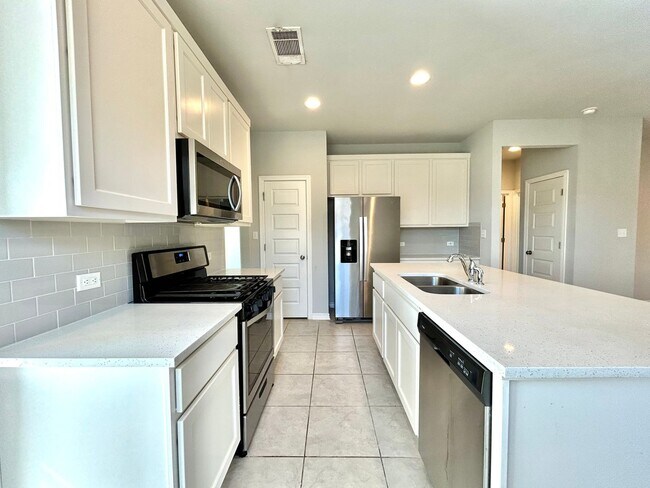 Building Photo - Spacious & Modern 4-Bedroom 2-Bathroom Hom...