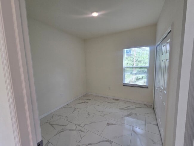 Building Photo - Large 4 Bed 3 Bath with 2 Car Garage-LEHIG...