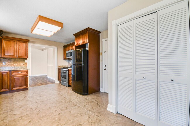 Building Photo - Pet Friendly Three Bedroom!