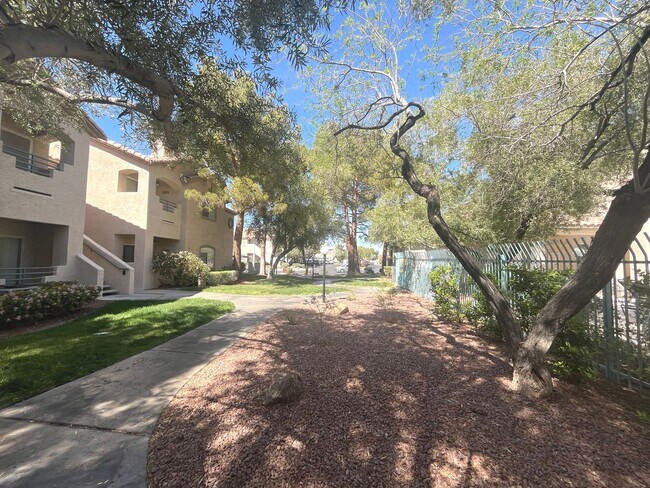 Building Photo - 2 bed, 2 bath condo located in gated community w/lush landscaping, 2 pools, spas, BBQ areas & clu...