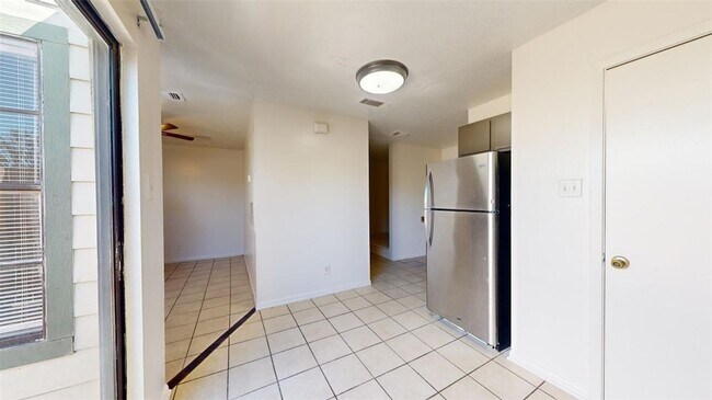 Building Photo - 725 Peppertree Dr