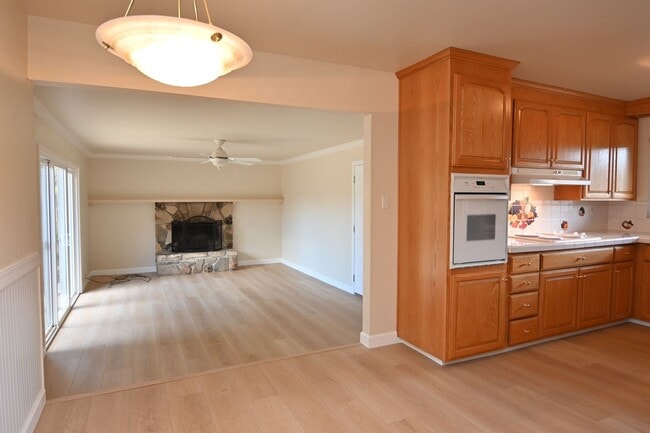 Building Photo - Beautiful home with AC in PRIME Santa Clara location - 3 bd / 2 bath coming soon!