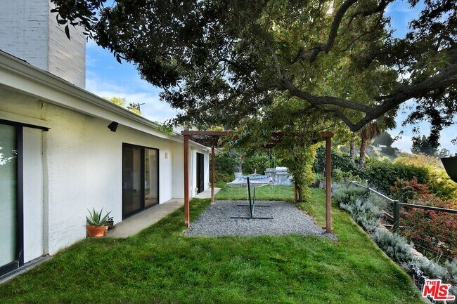 Building Photo - 2145 Linda Flora Dr