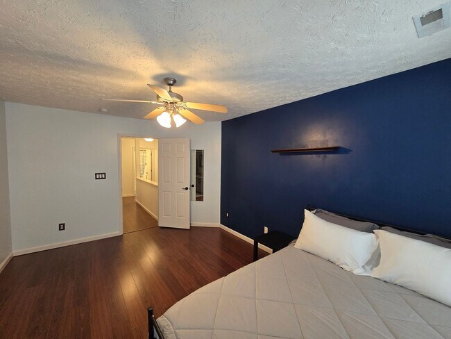 Building Photo - Super Adorable End-Unit Townhome in RTP with Designer Flair!