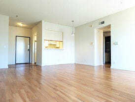 Building Photo - 553 S St Andrews Pl