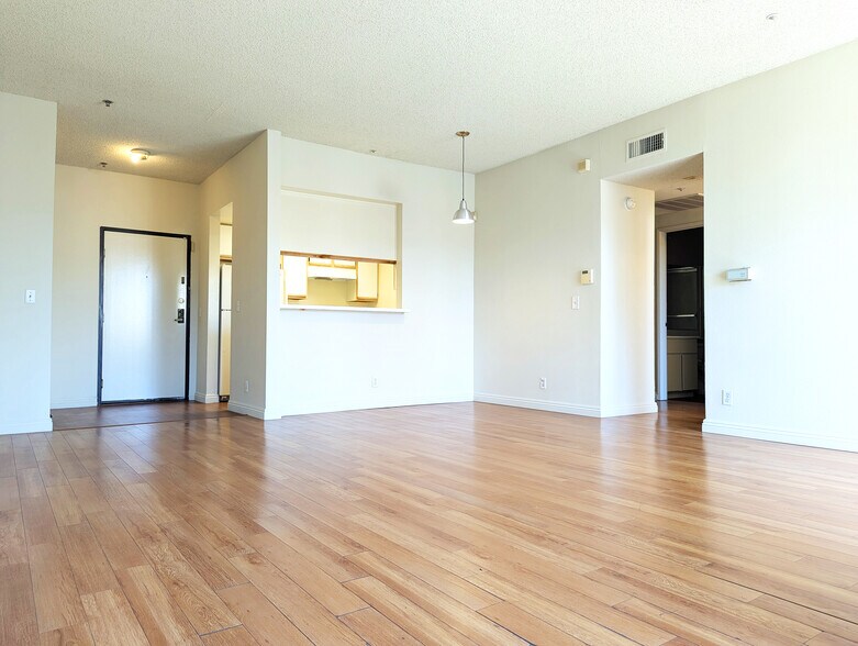 Building Photo - 553 S St Andrews Pl