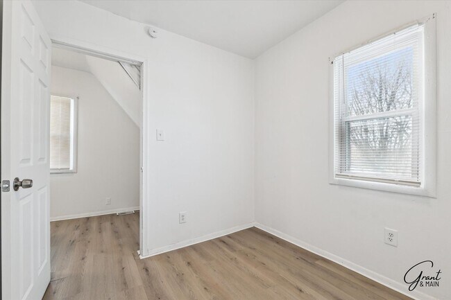 Building Photo - 2615 Emmons Ave