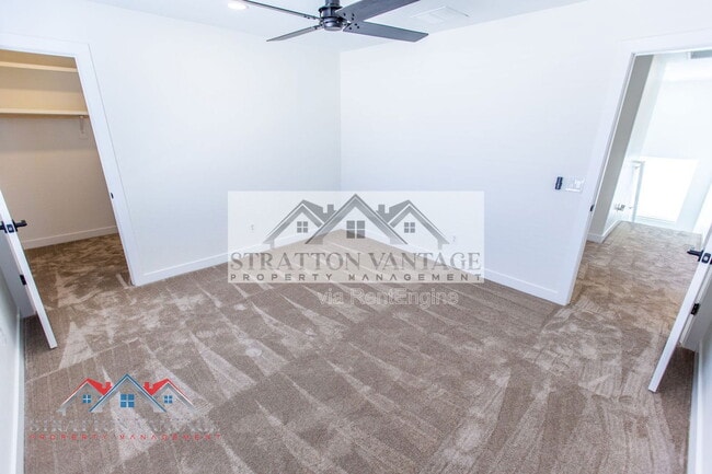 Building Photo - 484 E Cheyenne Rd