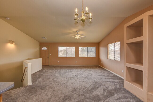 Building Photo - 3 Bedroom 3 Bath home in Diamond Valley!