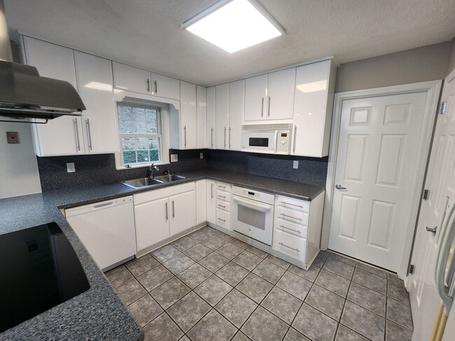 Building Photo - Renovated 3 bedroom 2 full bath home with attached garage and unfinished basement in J-town!