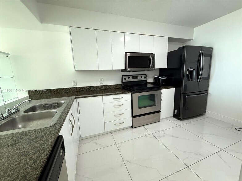 Building Photo - 1200 Brickell Bay Dr