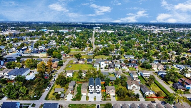 Building Photo - 611 E 39th St