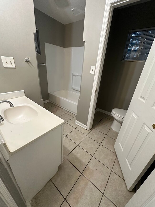 Building Photo - Spacious 4-Bedroom, 2-Bath Home in Quiet C...