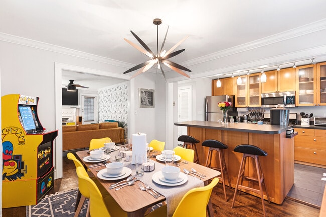 Building Photo - 919 Gilbert St SE