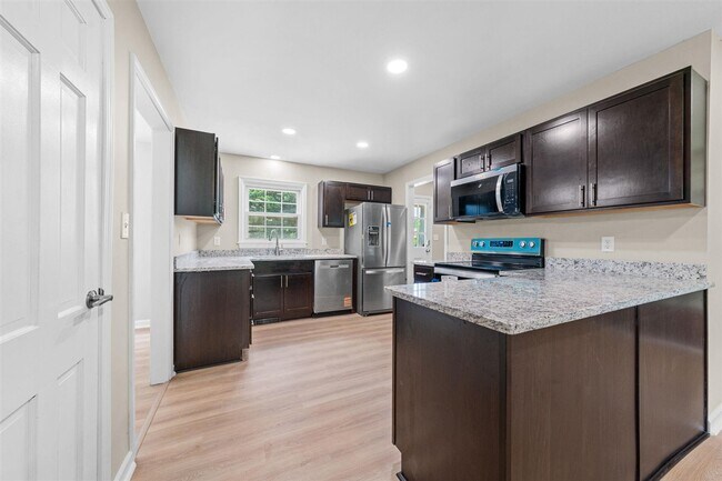 Building Photo - 725 Temple Ct