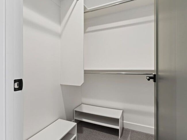 Building Photo - Downtown Beautiful 4 bed, 4 bath town-home