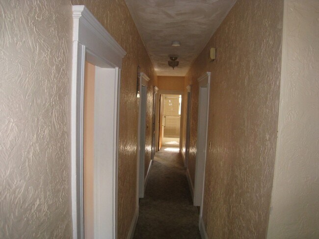 Building Photo - No Brokers Fee, In-Unit Washer and Dryer, Parking Included