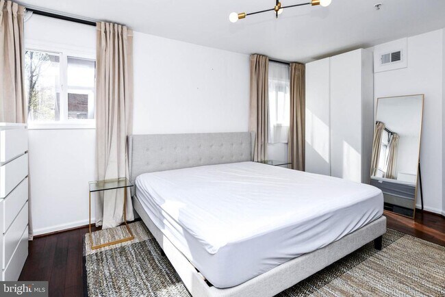 Building Photo - 1386 Bryant St NE