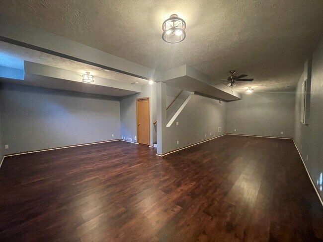 Building Photo - Home For Rent Bellevue.