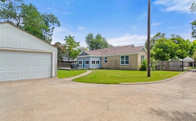 Building Photo - 1413 Augusta Ave