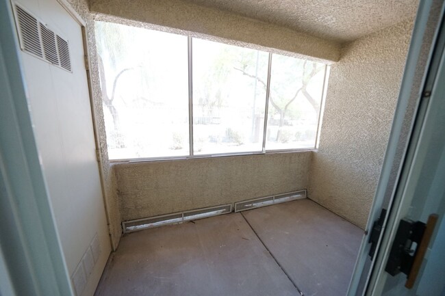 Building Photo - SHOWINGS AVAILABLE NOW