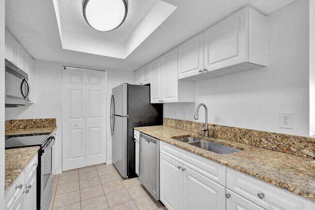 Building Photo - 400 Crestwood Ct N