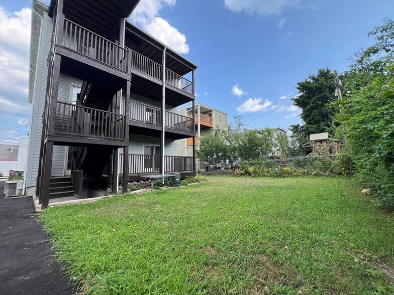 Building Photo - 128 Buttonwood St