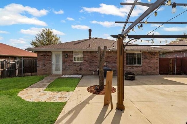 Building Photo - 3011 Castillo Dr