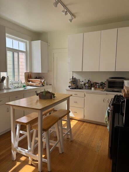 Great cabinet and counter space. Dishwasher. Room for a table. - 1267 Chestnut St