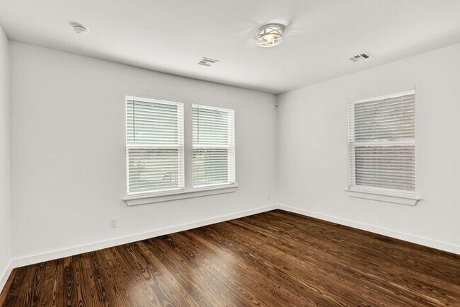 Building Photo - 2608 N Quaker Ave