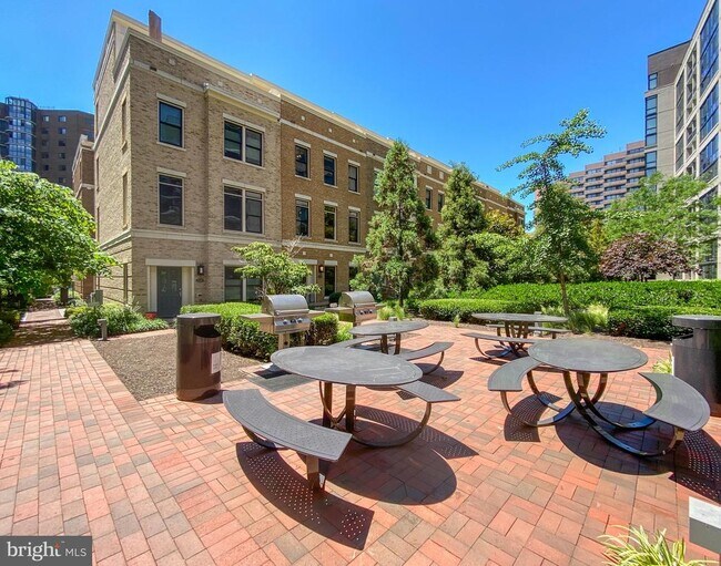 Building Photo - 1527 16th Rd N