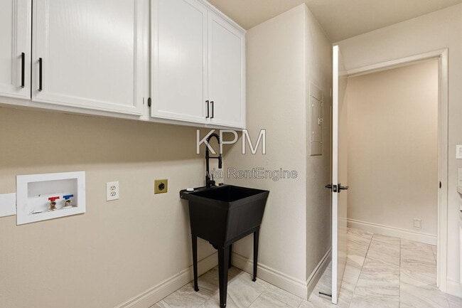 Building Photo - 3342 Cove Cir